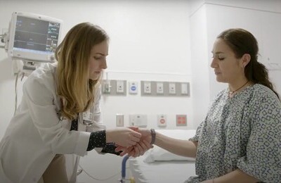 Кодирование Аквилонг в Емве Врач держит пациентку за руку