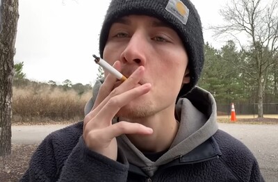 Лечение зависимости от табакокурения в Емве Мужчина с сигаретой делает затяжку