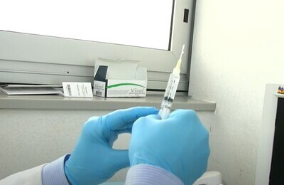 Проведение кодирования Вивитролом в Емве Шприц с Вивитролом в руках у врача